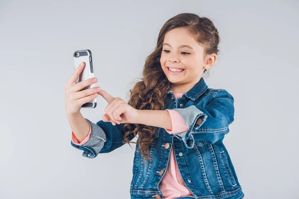 Chica usando smartphone - foto de stock