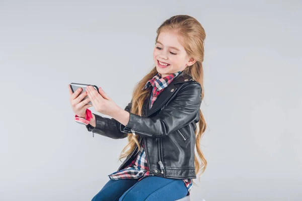 Fille à l'aide smartphone — Photo de stock