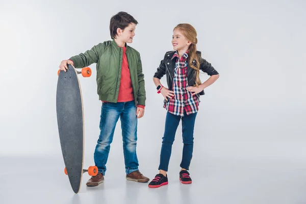 Мальчик и девочка со скейтбордом — стоковое фото