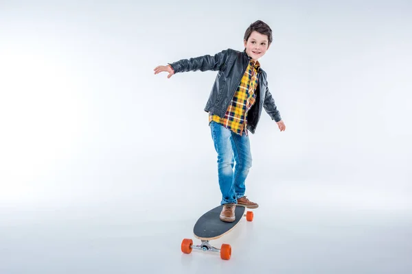 Garçon équitation skateboard — Photo de stock