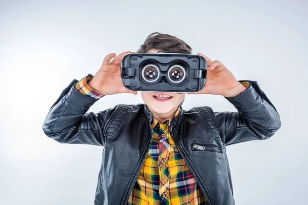 Garçon avec casque de réalité virtuelle — Stock Photo