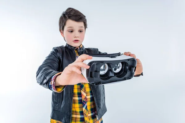 Menino com fone de ouvido realidade virtual — Fotografia de Stock