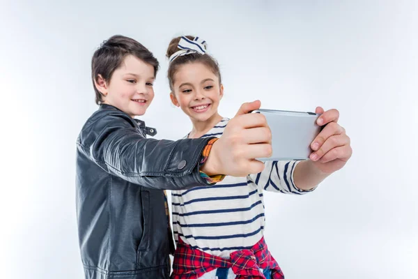 Niños haciendo selfie - foto de stock