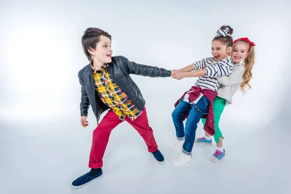 Mädchen ziehen Jungen hoch — Stockfoto