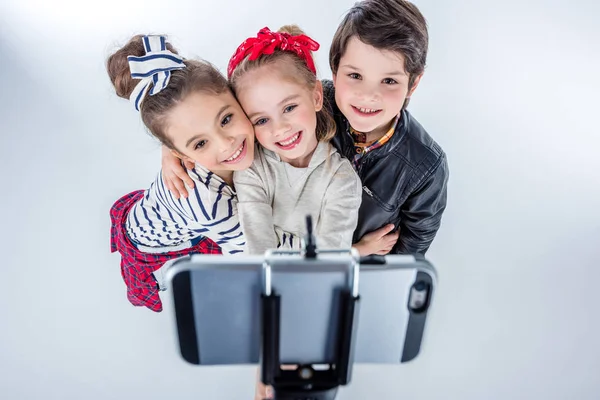 Crianças fazendo selfie — Fotografia de Stock