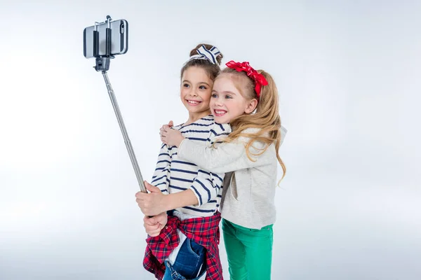 Chicas haciendo selfie - foto de stock