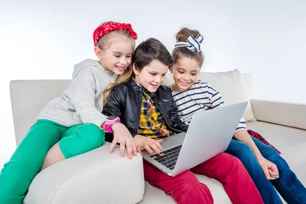 Kinder benutzen Laptop — Stockfoto