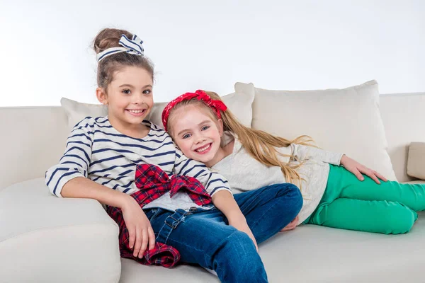 Mädchen sitzen auf Sofa — Stockfoto