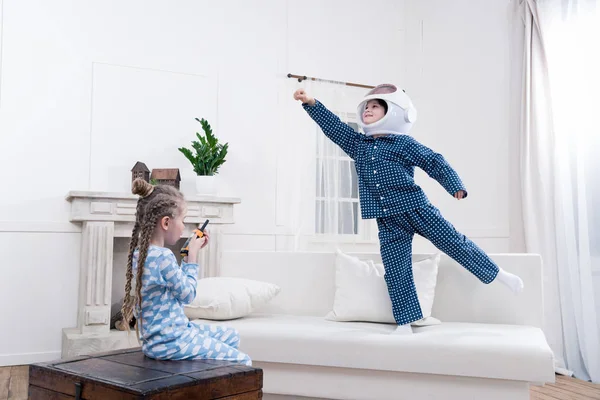 Kids playing cosmonauts — Stock Photo