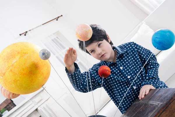 Menino olhando para planetas modelos — Fotografia de Stock