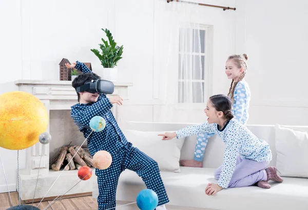 Niños jugando con auriculares de realidad virtual - foto de stock