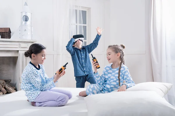 Niños jugando con auriculares de realidad virtual - foto de stock