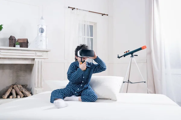 Garçon en réalité virtuelle casque — Photo de stock