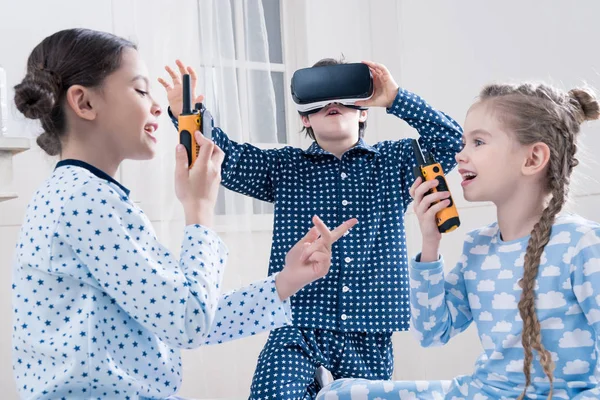 Enfants en pyjama jouant — Photo de stock