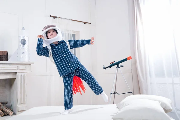 Chico jugando astronauta - foto de stock