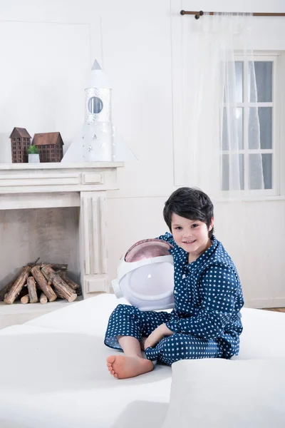 Niño con casco espacial - foto de stock