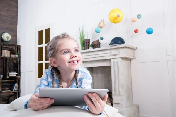 Fille en utilisant une tablette numérique — Photo de stock