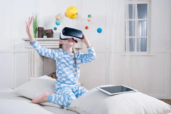 Menina em fone de ouvido realidade virtual — Fotografia de Stock