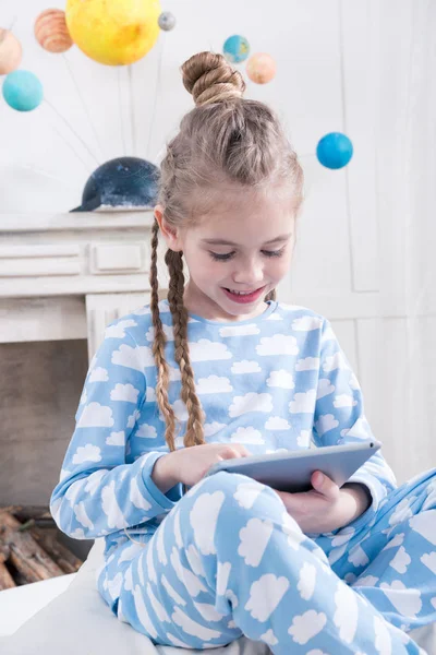 Fille en utilisant une tablette numérique — Photo de stock