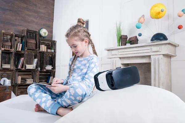 Fille en utilisant une tablette numérique — Photo de stock