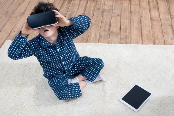 Ragazzo con auricolare realtà virtuale — Foto stock