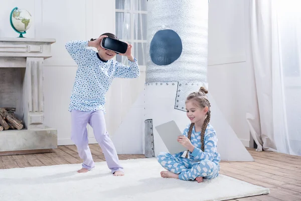 Girls with VR and digital tablet — Stock Photo
