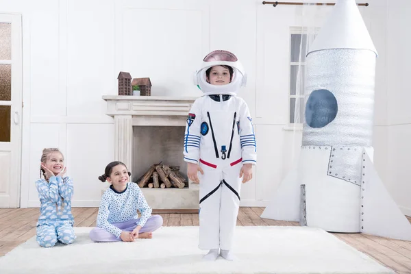 Junge im Astronautenkostüm — Stockfoto