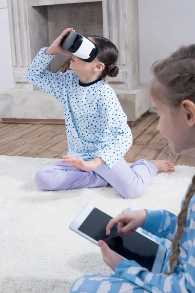 Girls with VR and digital tablet — Stock Photo