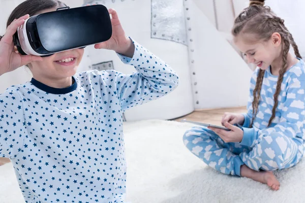 Meninas com VR e tablet digital — Fotografia de Stock