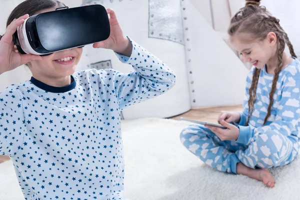 Girls with VR and digital tablet — Stock Photo