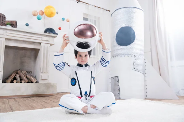 Niño disfrazado de astronauta - foto de stock