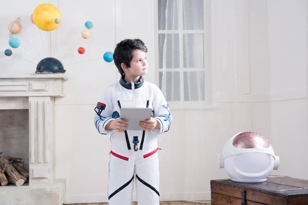 Niño disfrazado de astronauta - foto de stock