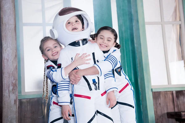 Niños en trajes de astronauta - foto de stock