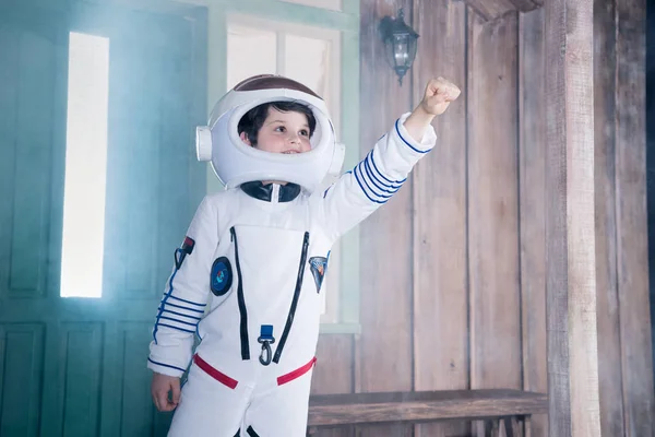 Niño disfrazado de astronauta - foto de stock