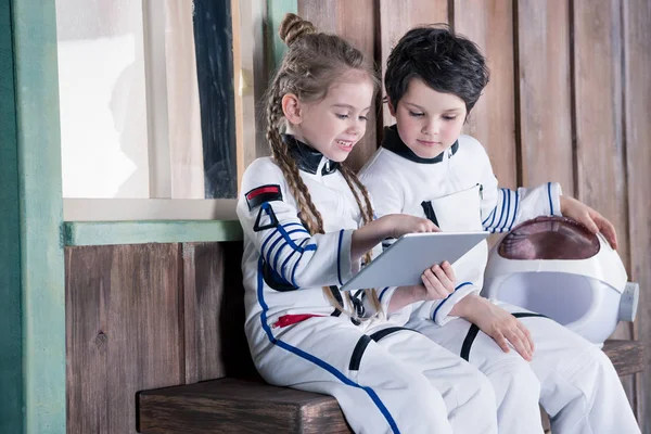 Children in astronaut costumes — Stock Photo