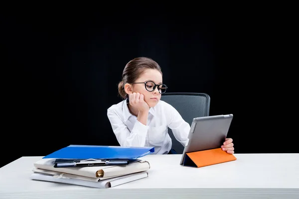 Chica fingiendo ser mujer de negocios - foto de stock