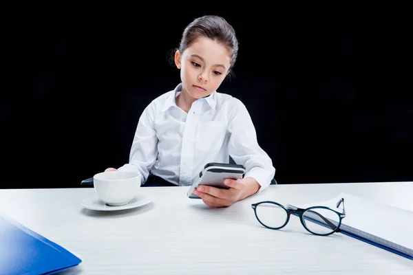 Mädchen gibt sich als Geschäftsfrau aus — Stockfoto