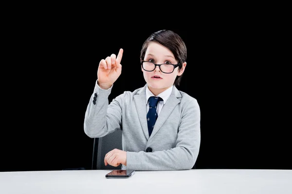 Junge gibt sich als Geschäftsmann aus — Stockfoto