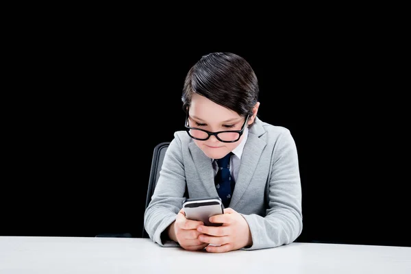 Junge gibt sich als Geschäftsmann aus — Stockfoto