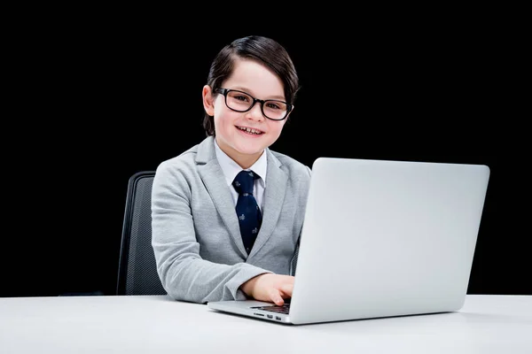 Chico fingiendo ser hombre de negocios - foto de stock