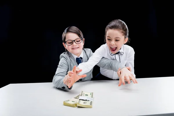 Kinder spielen Geschäftsleute — Stockfoto