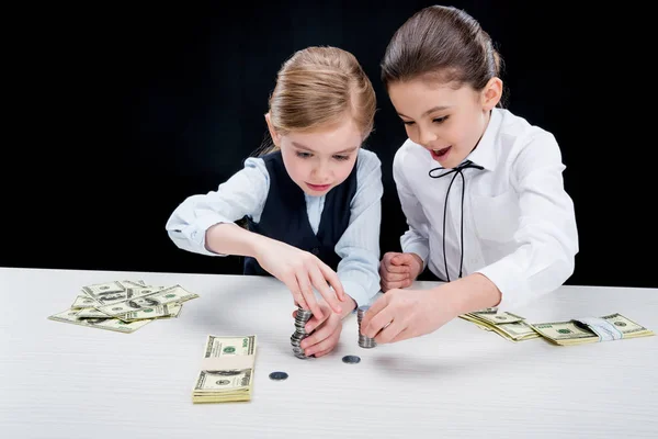 Chicas calculando dinero - foto de stock