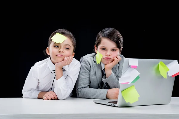 Niños jugando hombre de negocios y mujer de negocios — Stock Photo