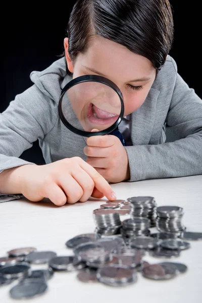 Niño con lupa - foto de stock