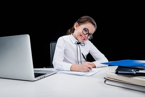 Menina trabalhando com documentos — Fotografia de Stock