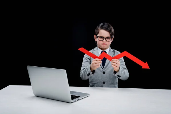 Menino com laptop e seta — Fotografia de Stock