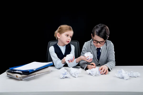 Niños trabajando con documentos - foto de stock