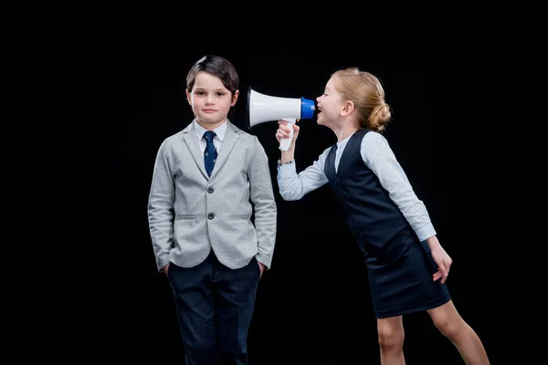 Menina com megafone gritando no menino — Fotografia de Stock