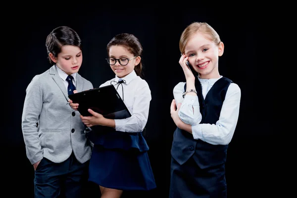 Fille à l'aide smartphone — Photo de stock