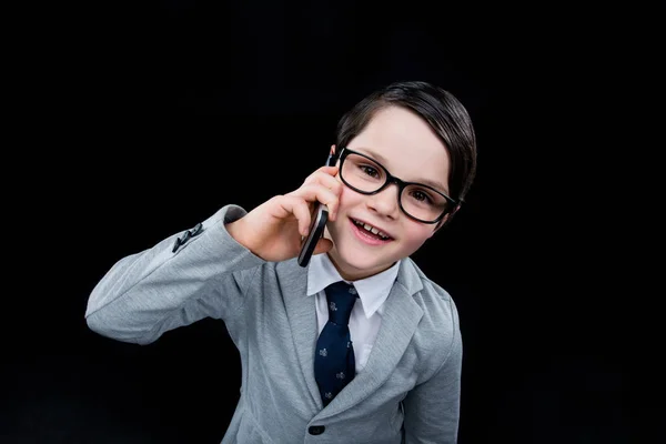 Junge nutzt Smartphone — Stockfoto